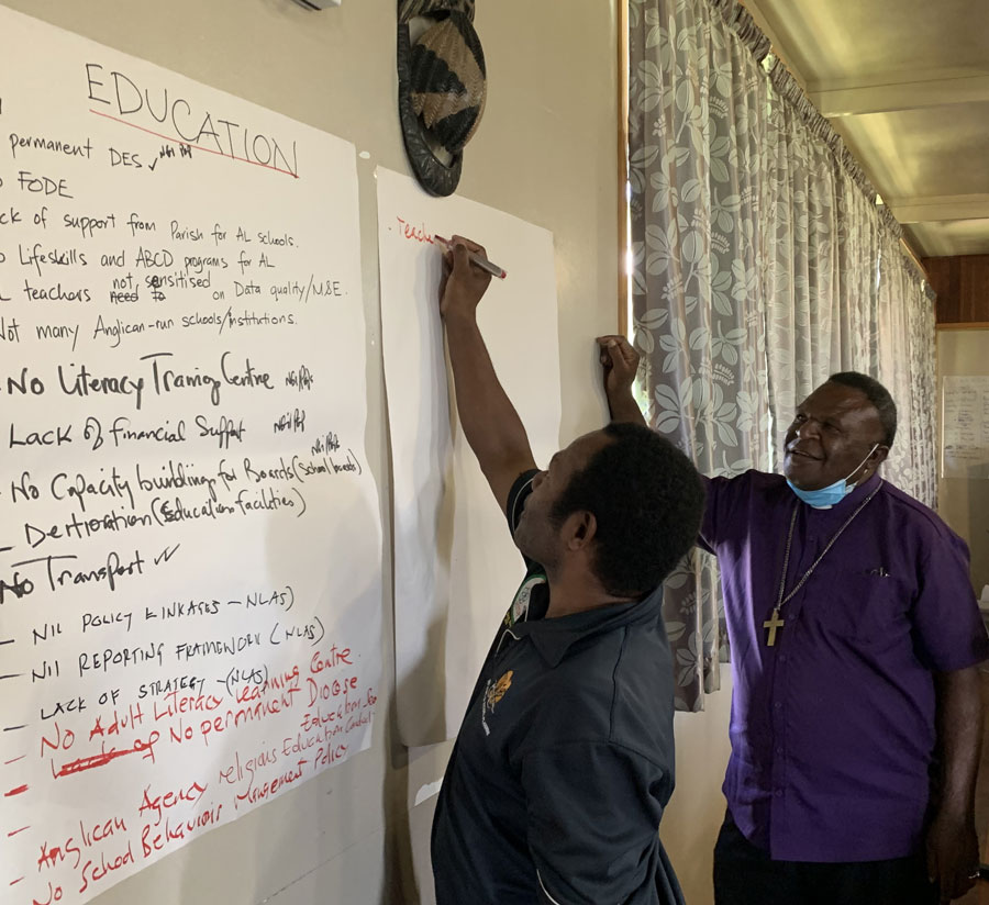 Bishop Nathan (R) at a workshop ©Lina Magallanes, AID