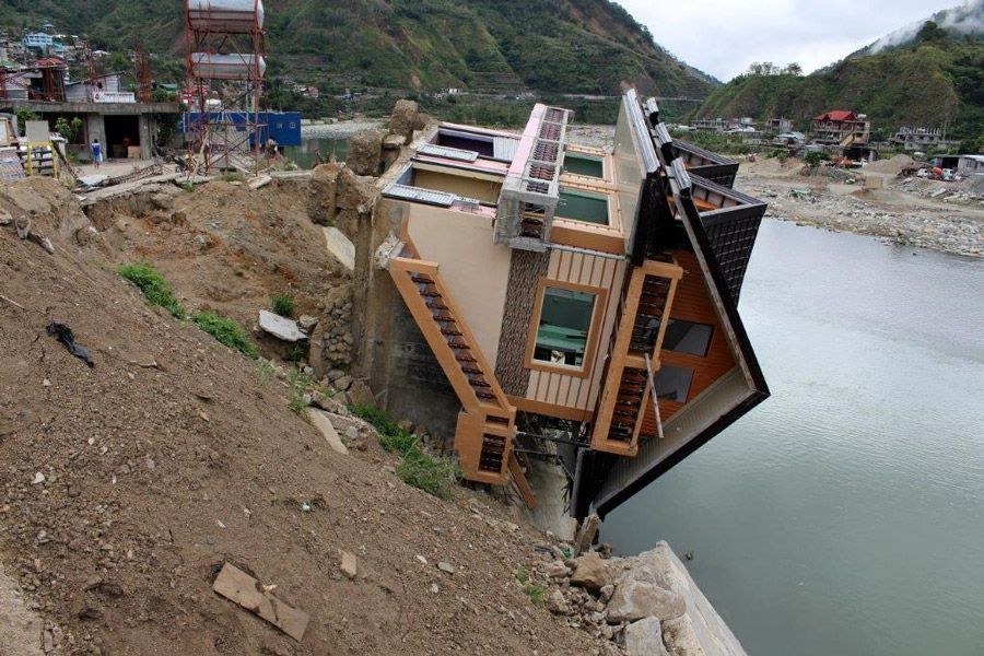 House slips during flooding in the Solomon Islands ©Kate Winney, AID