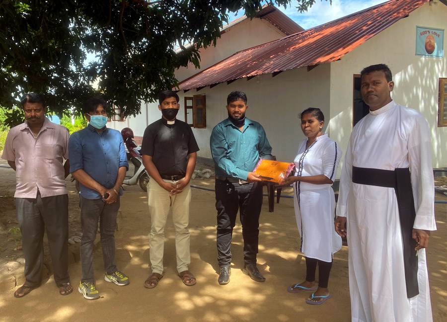 Village officers in Sri Lanka giving church volunteers the names of the most vulnerable households ©Church of Ceylon