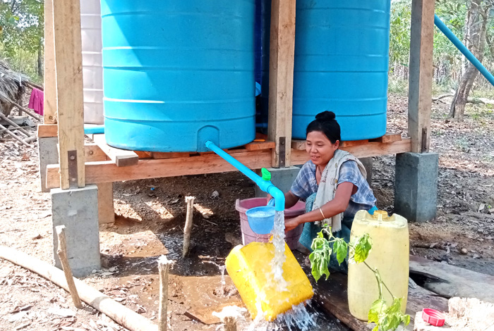 Naw Paw Gay from Ta Bu Kho Lay village now fetches water from tanks near her house ©CPM
