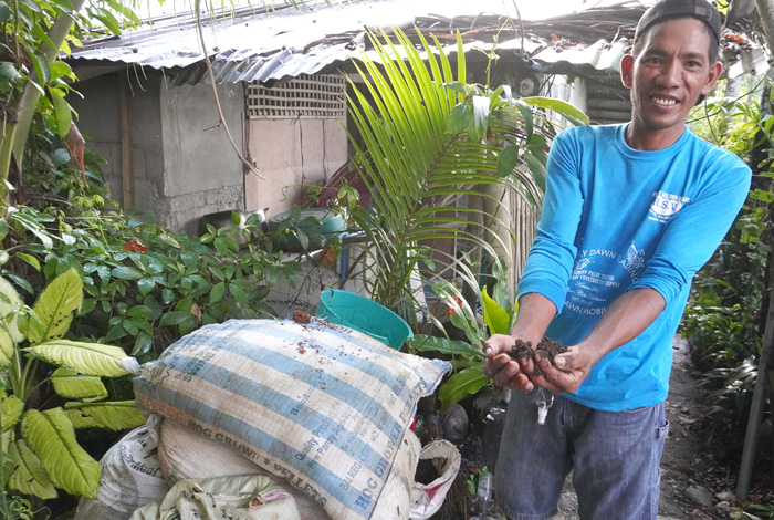 Rodel from VPO with compost for their organic rice crop ©E-CARE