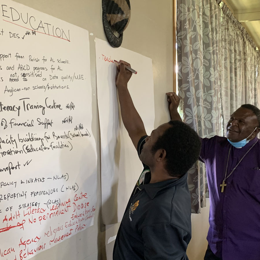 Bishop Nathan (R) at a workshop ©Lina Magallanes, AID