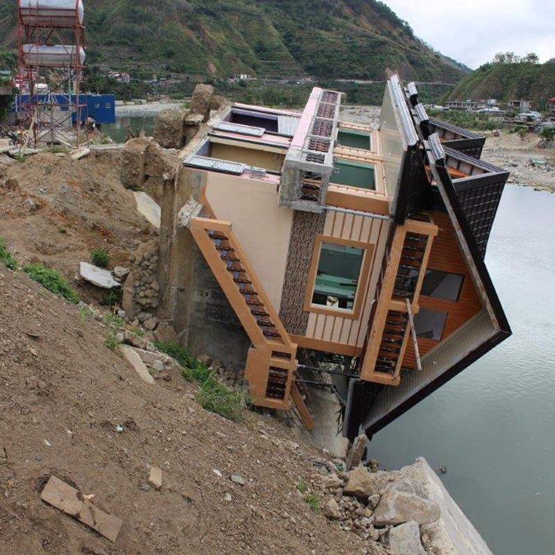 House slips during flooding in the Solomon Islands ©Kate Winney, AID