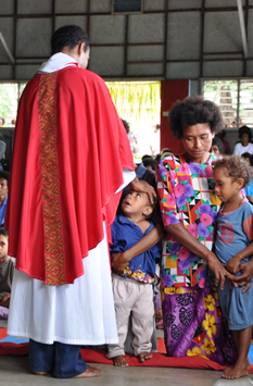 Receiving a blessing in a PNG church. © ABM/Brad Chapman 2010