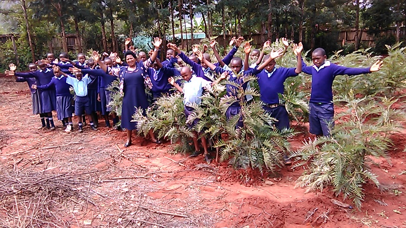 Kenyan school children help to plant and water new trees as part of a 'school greening' campaign. © ADSE.