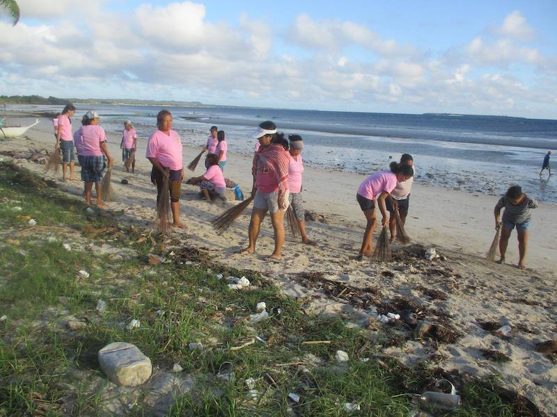 Women cleaning up their local beach: An ABM-funded project in Santa Fe, the Philippines © VIMROD.