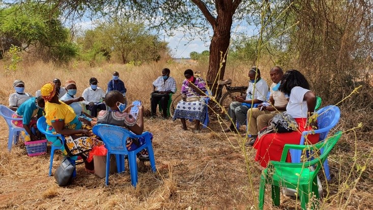 Women are increasingly participating in committees such as this one in Kenya, making decisions that affect their communities © ADSE.