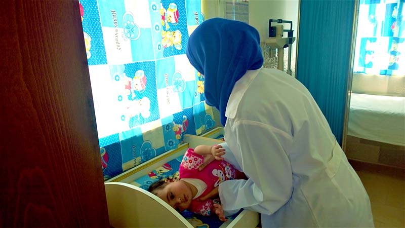 Checking the baby’s weight at the Ahli Hospital © AID/Julianne Stewart