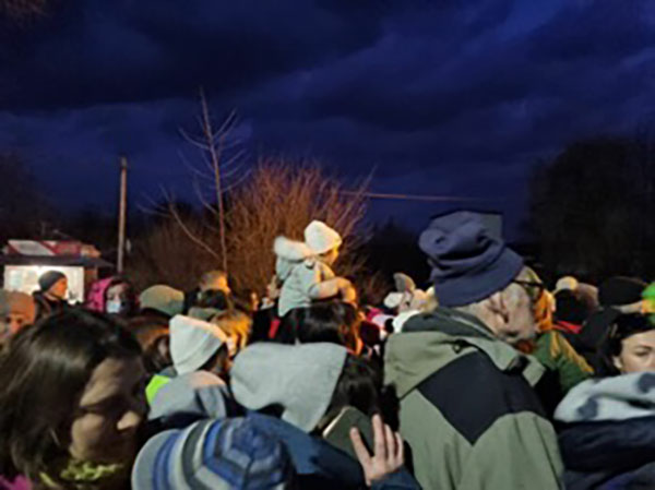 Ukrainian refugees fleeing into Hungary. Credit: HiA