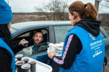 Hungarian Interchurch Aid provides relief to Ukrainians displaced by the war, in lines of vehicles that can stretch for kilometers from the border. © Antti Yrjönen / FCA. Used with permission