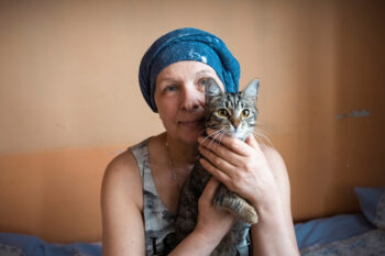 Larysa with her cat, Bella. © Antti Yrjönen / FinChurchAid. Used with permission