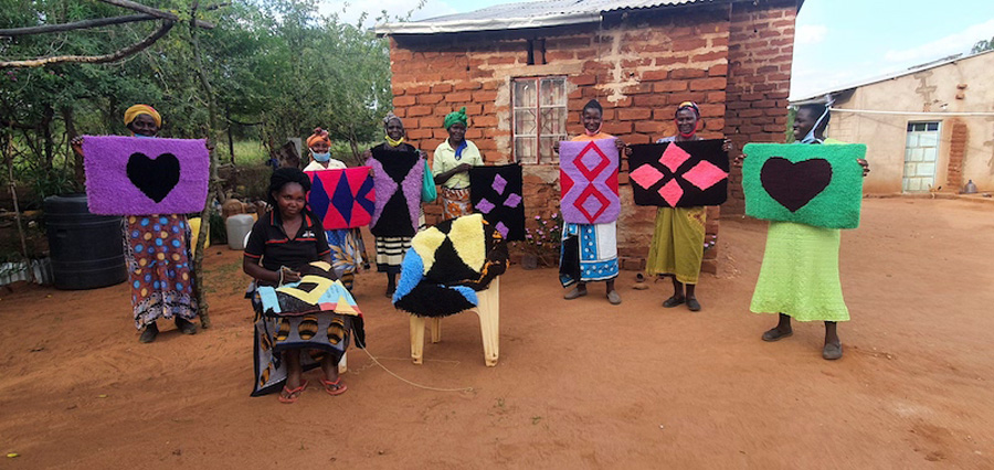 Members of the Umiisyo Wa Iiani self-group show off their newly-made mats ©ADSE