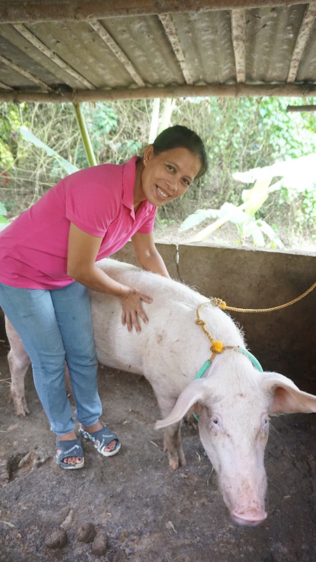 Oliva with one of her pigs. ©Clagel Nellas, IFI-VIMROD