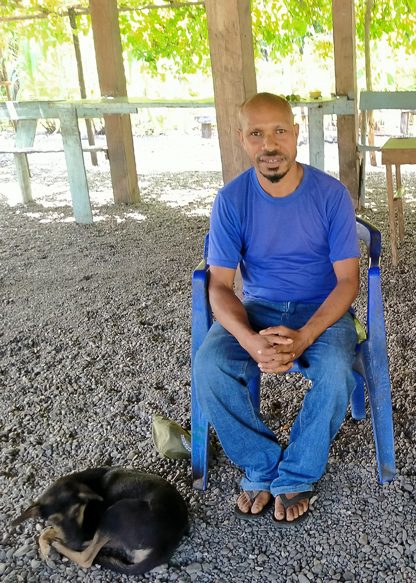 Simon talks about the benefits of the new rainwater tank © Anglicare PNG.