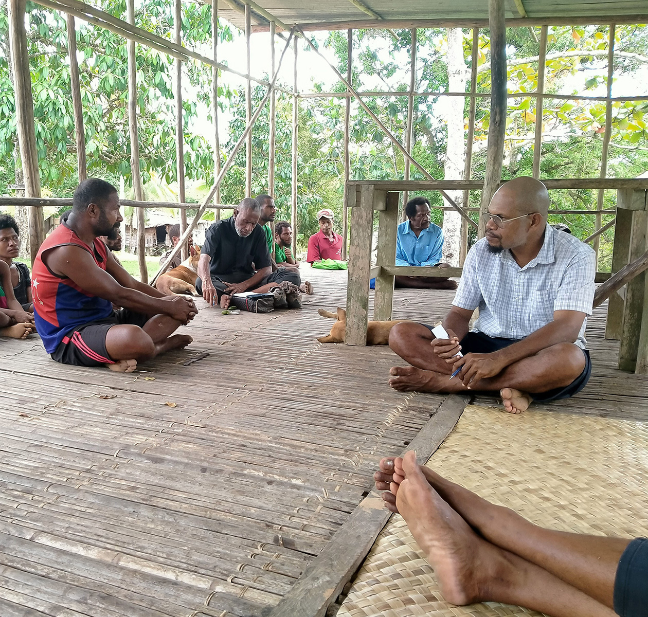 Members of Boilave village discuss the water project © Anglicare PNG.