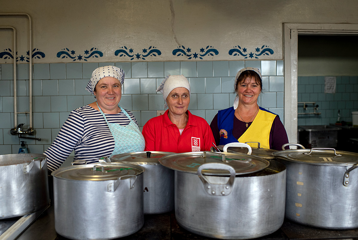 These women are preparing hot meals for internally displaced Ukrainians at a school in southeast Ukraine. © Andras D. Hajdu HEKS/EPER-ACT Alliance 2022.