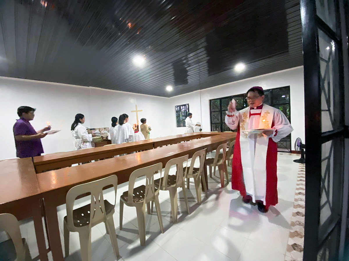 The new Community Centre at Aklan is blessed by the Bishop of Southern Philippines. © ECP. Used with permission.