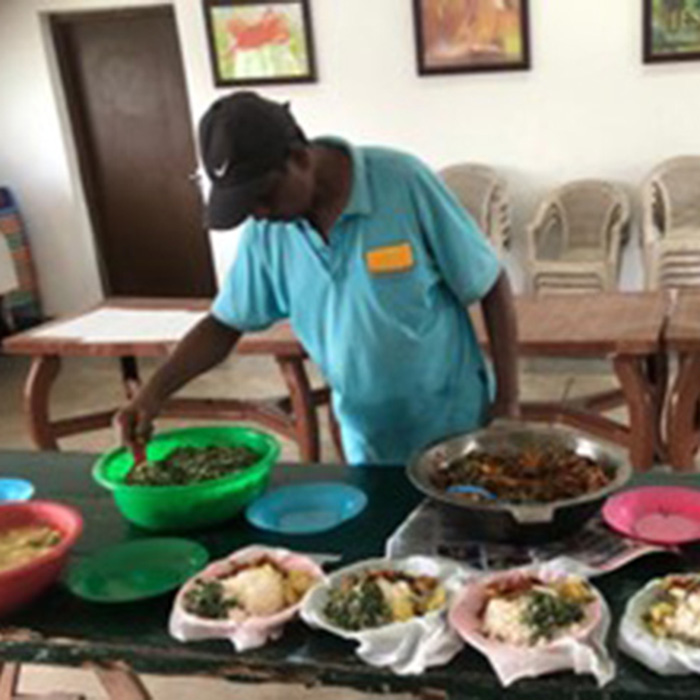 Cooking meals for vulnerable people. (c) Diocese of Colombo. Used with permission.