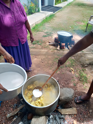 Volunteers cooking on an open fire ©Diocese of Colombo, Sri Lanka