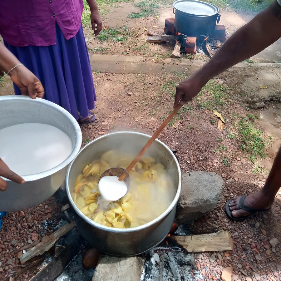Volunteers cooking on an open fire ©Diocese of Colombo, Sri Lanka