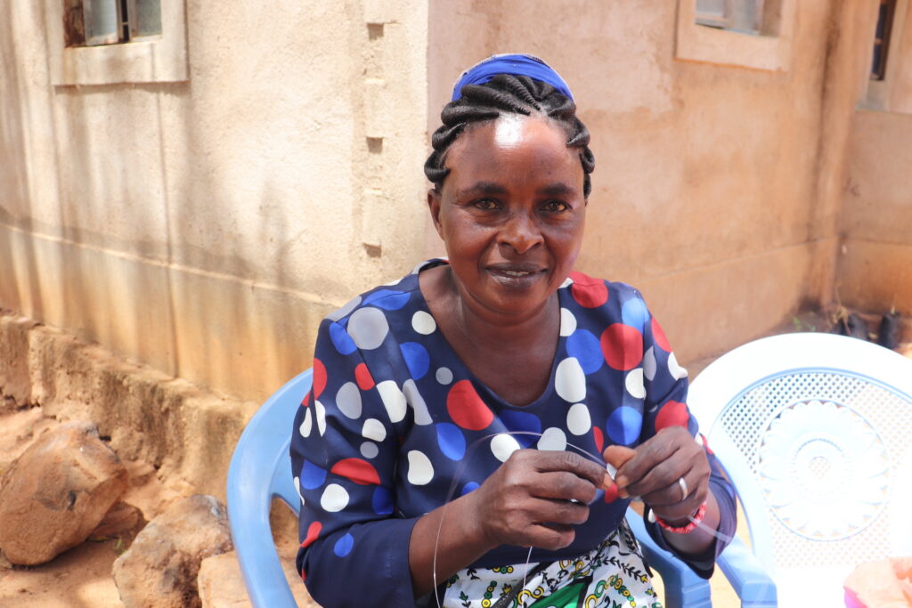 Agnes making her baskets at home. © ADSE. Used with permission.