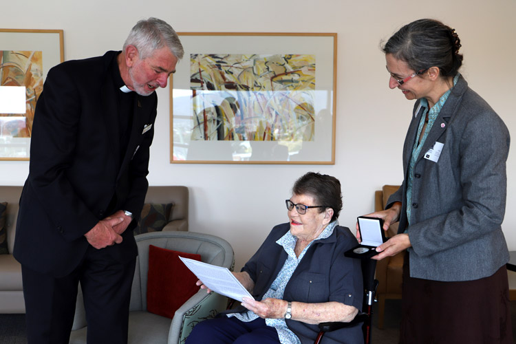 Marion reads her Coaldrake citation as Meagan and Rev’d Warwick look on ©ABM