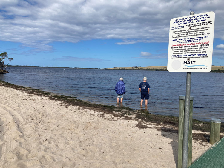 Getting their feet wet in Tasmania’s Anson Bay ©ABM