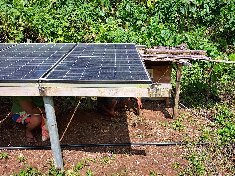 Solar powered water pump in Fanafo constructed in 2021. © Terry Russell, AID.