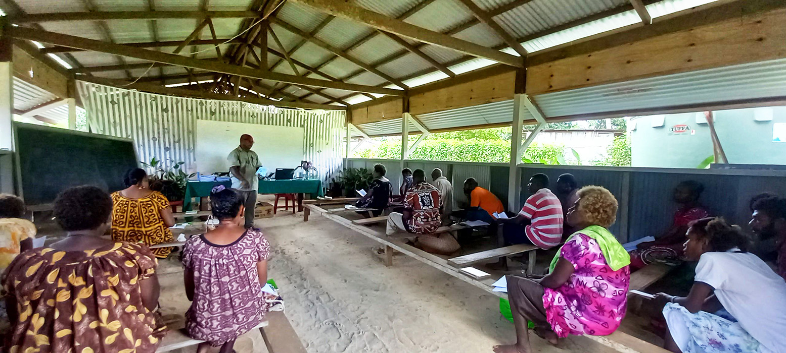 Dennis Kabekabe provides training in Agents of Change at Kavieng. © ACPNG. Used with permission.