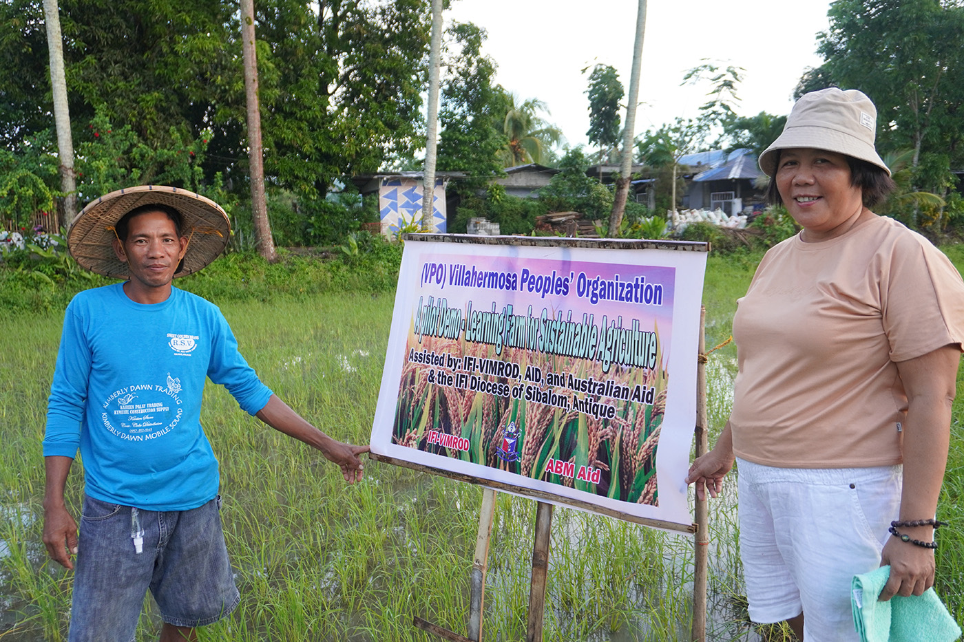 Members of Villahermosa People’s Organization (VPO) in Sibalom, Antique in their demonstration rice field. © IFI-VIMROD. Used with permission.