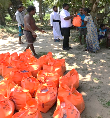 The church distributes emergency food packs to vulnerable families. © Diocese of Colombo. Used with permission.
