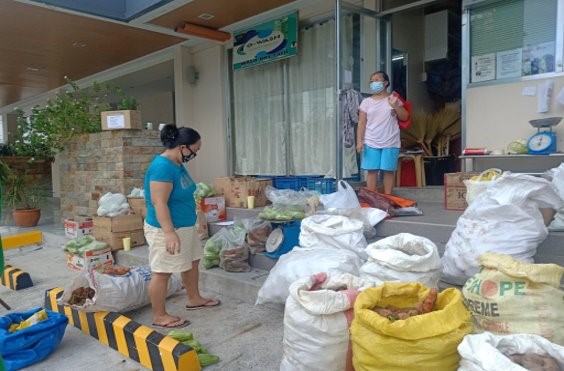 The E-CARE shop in Manila buys produce from the farmers participating in E-CARE projects. © E-CARE Used with permission.