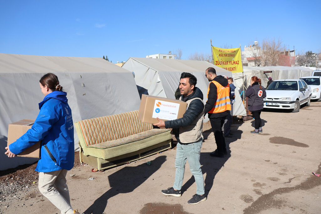 HIA staff deliver food parcels to displaced people in Türkiye following the February 2023 earthquakes. © HIA. Used with permission.