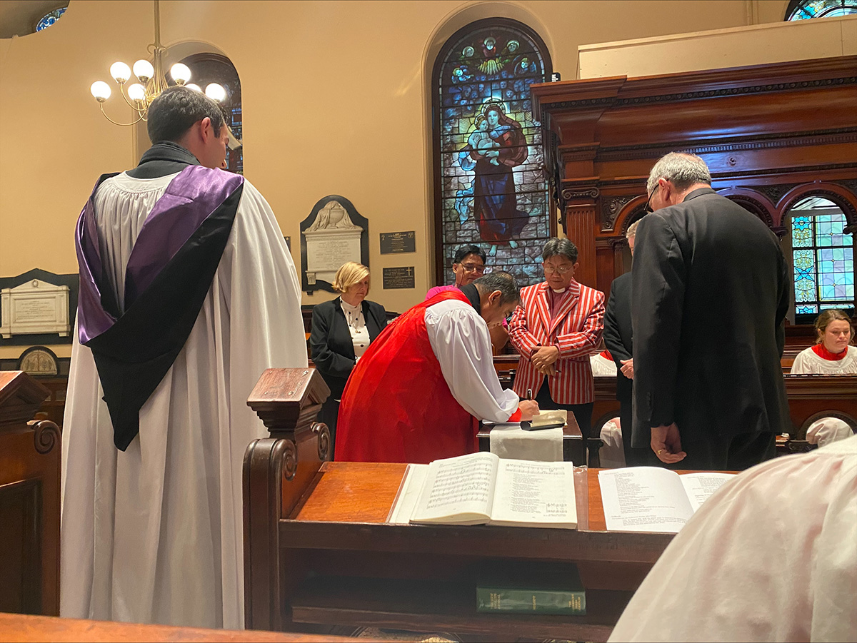 Prime Bishop of the Episcopal Church in the Philippines, the Right Rev’d Brent Alawas, signs the agreement with ABM AID at St James’ Church, King Street, Sydney ©Lina Magallanes, AID.