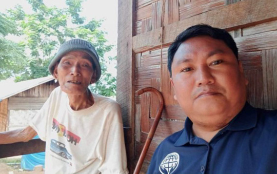 A CPM Church worker brings food relief to an elderly displaced person. © CPM. Used with permission.