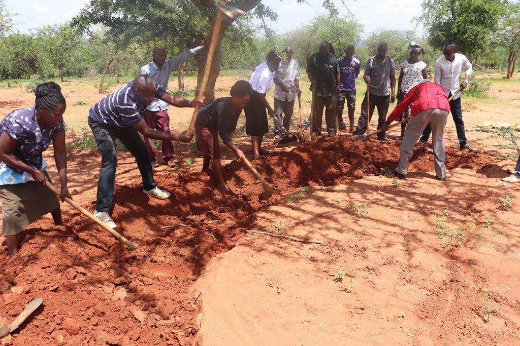 Demonstration of soil bund establishment in Makueni County, Kenya * © ADSE. Used with permission.
