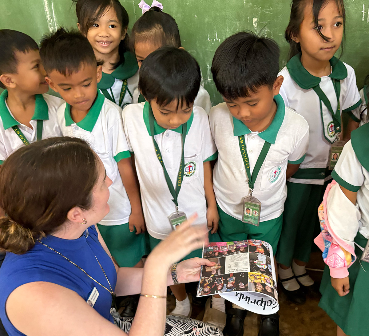 Juliana interacts with children at a primary school in Isabela Province © ABM/Meagan Schwarz