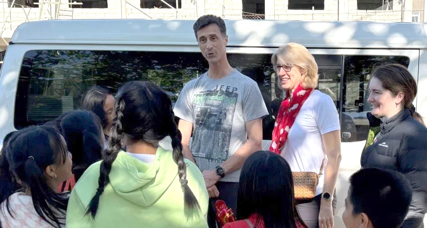 “You’re so tall!” Bishop Sarah Plowman, husband Darius Cartwright, and Rev’d Juliana Bate chat with students at All Saints Mission Incorporated School who are fascinated by Darius’s height! © Anglican Focus.