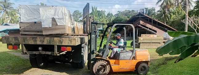 Prefabricated buildings being unloaded on the Modawa campus.