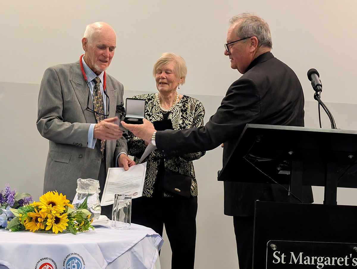 The Rev’d Andrew Sempell (R) presenting Coaldrake medals to Margaret (centre) and Brough (L) Warren © Jeremy Greaves, used with permission.