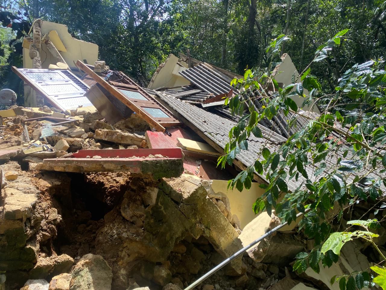 Homes ruined in Wariyagala, near Kandy in the mountains of central Sri Lanka © Church of Ceylon