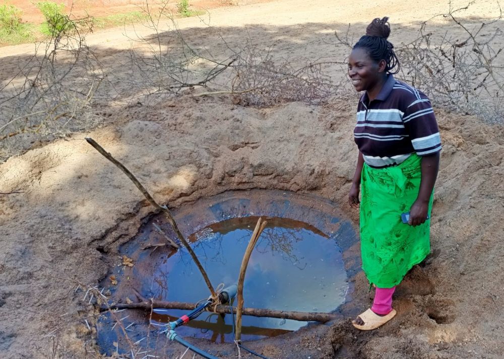 Annah at her shallow well in Kenya © ADSE. Used with permission.