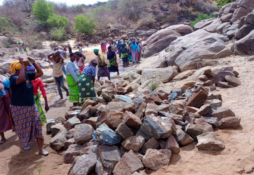 In this community in Kenya, people work together to build a sand dam that provides fresh water close by. © ADSE. Used with permission.
