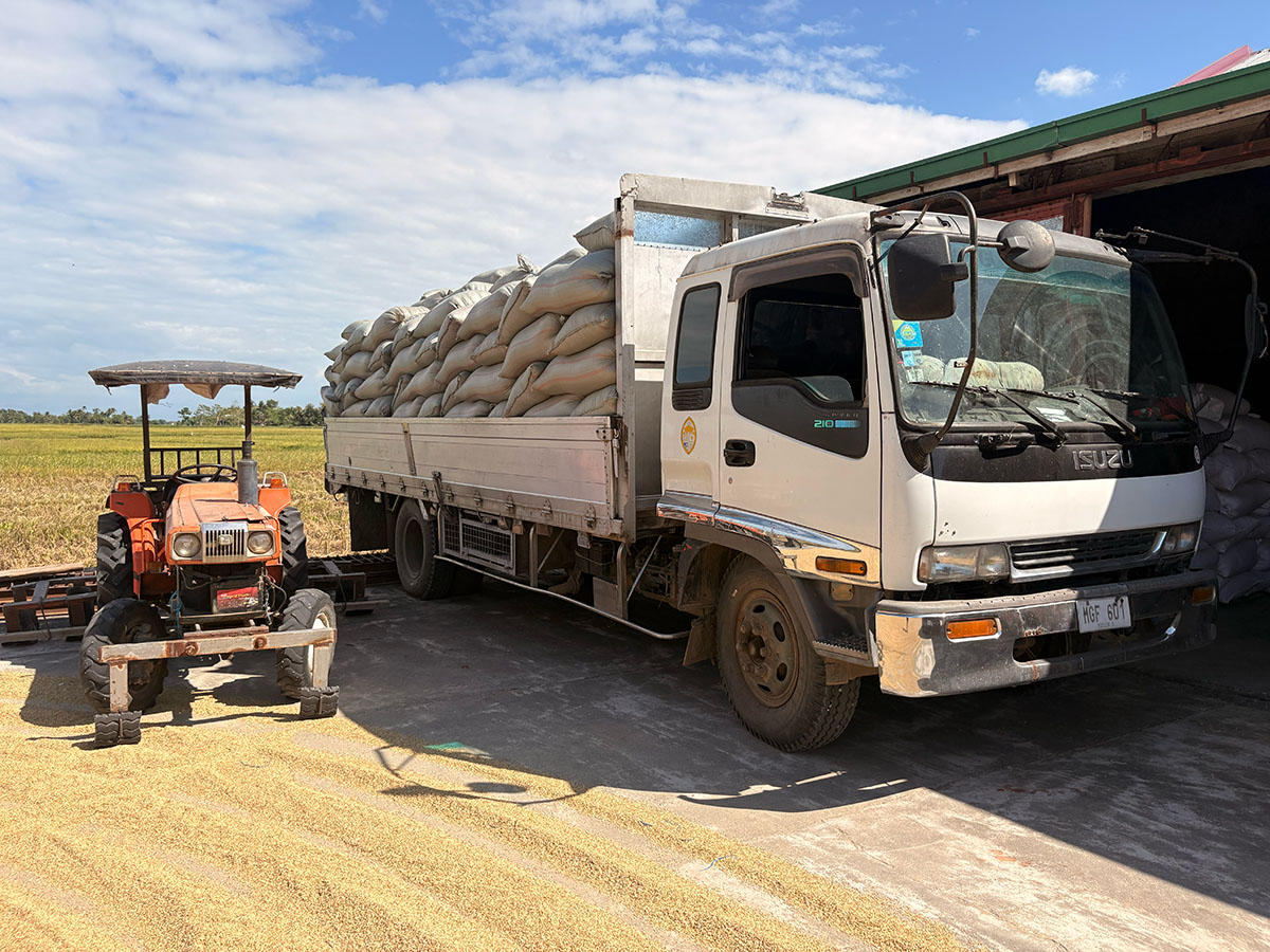 Cooperative members benefit from communal equipment – from ploughing to sewing, harvesting to drying, and storage to transporting to market. Lower production costs and better prices mean more profits for farmers to meet family needs and give back to their local community.