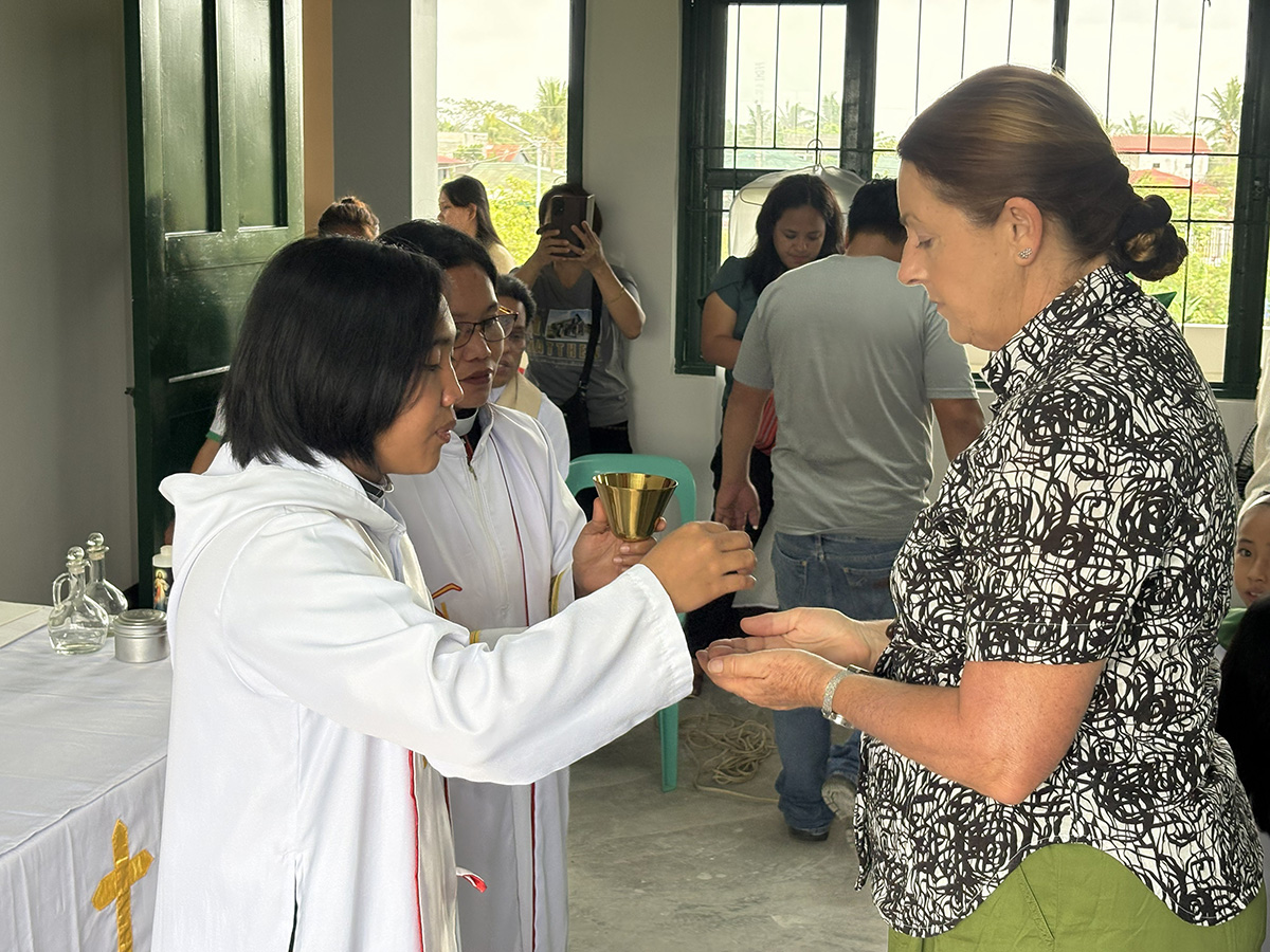 Holy Communion at St Mark's Learning Center in the Episcopal Diocese of Santiago © ABM