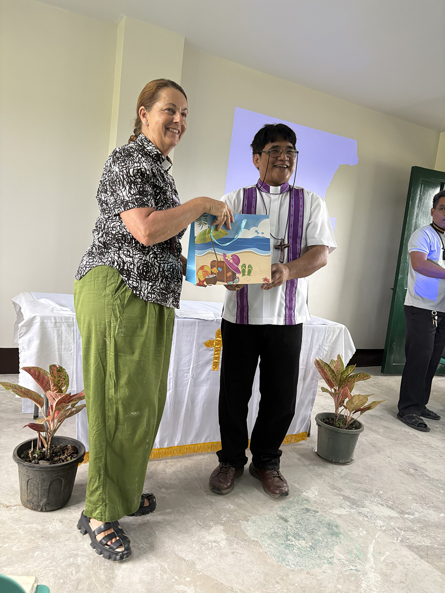Bishop Frenzel Piluden welcomes the Rev Mary-Anne Rulfs to the Episcopal Diocese of Santiago. © ABM