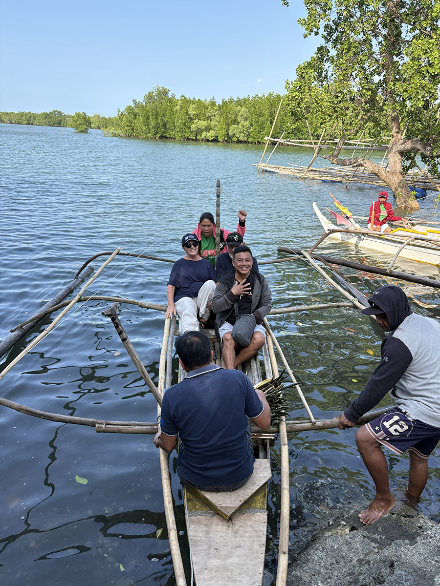 Heading off to help plant mangrove propagules and re-generate fish spawning habitat in Barangay Songcolan, in the western Visayas. © ABM