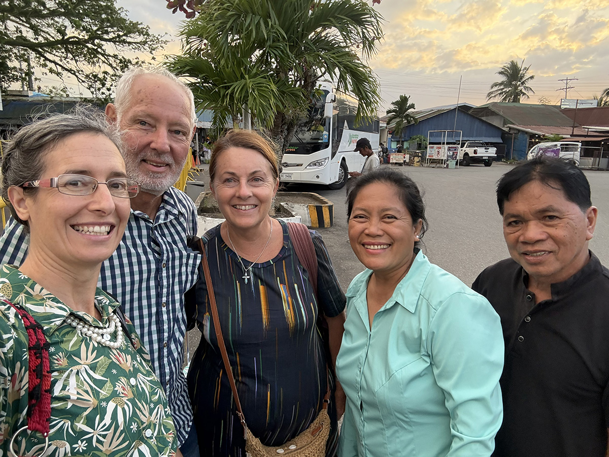The Rev Mary-Anne Rulfs (Director of Mission, Anglican Schools Commission, Anglican Church Southern Queensland, centre) with L-R, Meagan Schwarz, Brad Rulfs, Romelyn and Padi Daniel as they were visiting the Episcopal Church in the Philippines' Visayas Missionary District. © ABM/Meagan Schwarz.