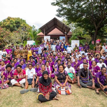 The delegation visited the Anglican Church of Papua New Guinea Literacy School in Port Moresby, where church-led adult literacy programs are teaching people to read, write, and gain essential life skills. © DFAT. Used with permission.