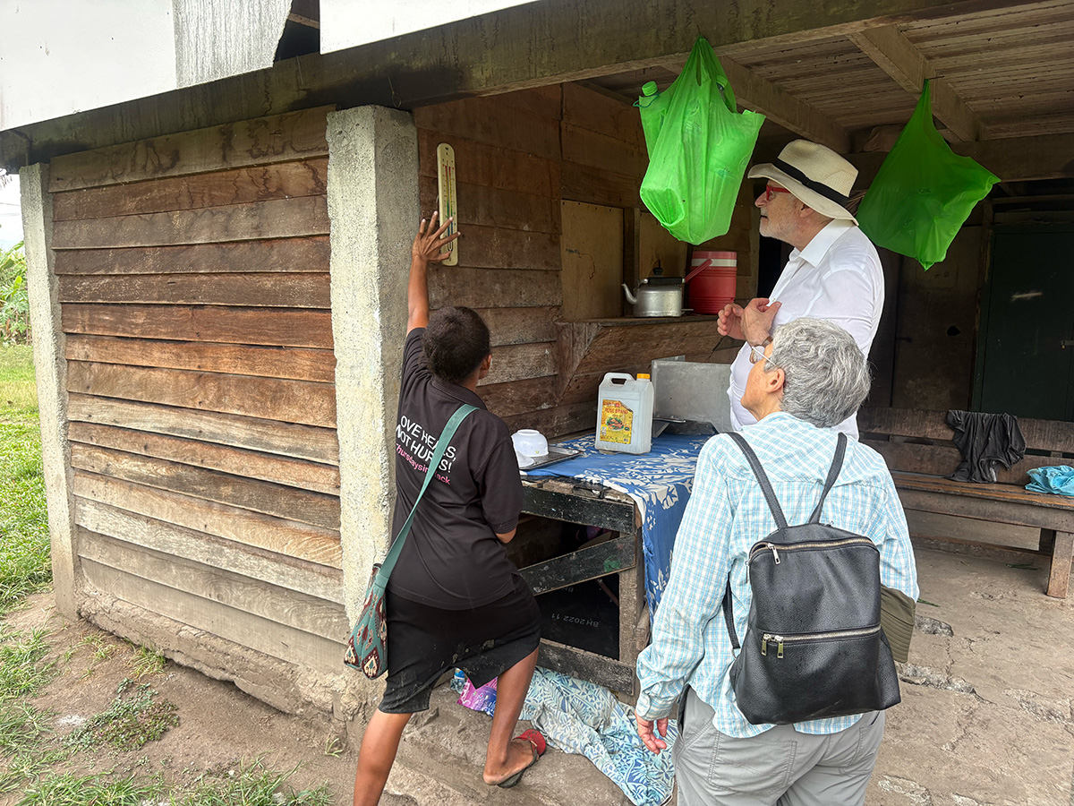 ACOM’s Freda explaining how collecting climate data (temperature, rainfall and shoreline measurements) is helping communities prepare for and respond to changes in the climate. © ABM/Meagan Schwarz